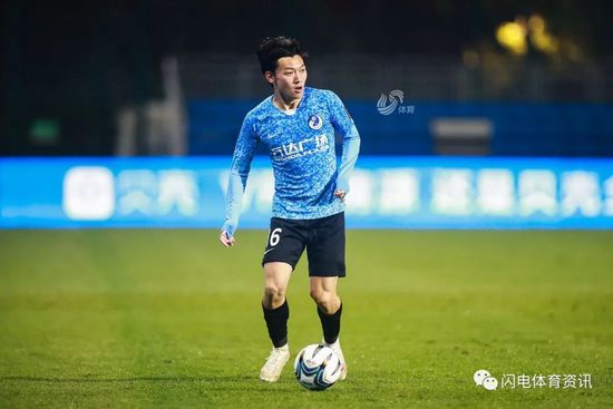 一开始便再次呈现了当时让阿汤哥片场受伤的跳楼场景，亲身上阵的惊心一跳让观众十分揪心，但西蒙;佩吉依然不失逗趣本领，催促阿汤哥跳楼的对话让人忍俊不禁